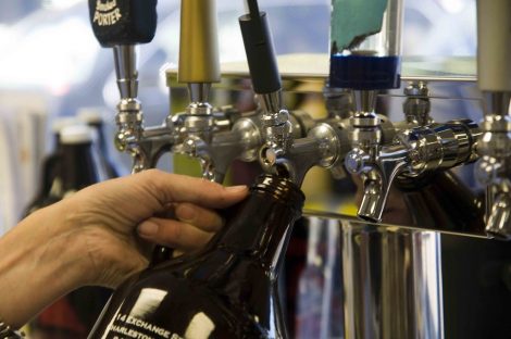Llenando un growler de cerveza artesana